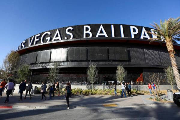 Los fans se alinean para ingresar al Las Vegas Ballpark para el partido inaugural de los Aviato ...