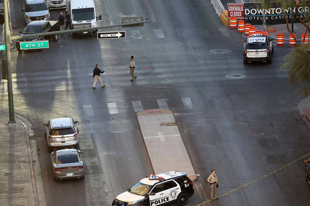 La policía permanece en 4th Street y Odgen Avenue en el centro de Las Vegas, el jueves por la ...