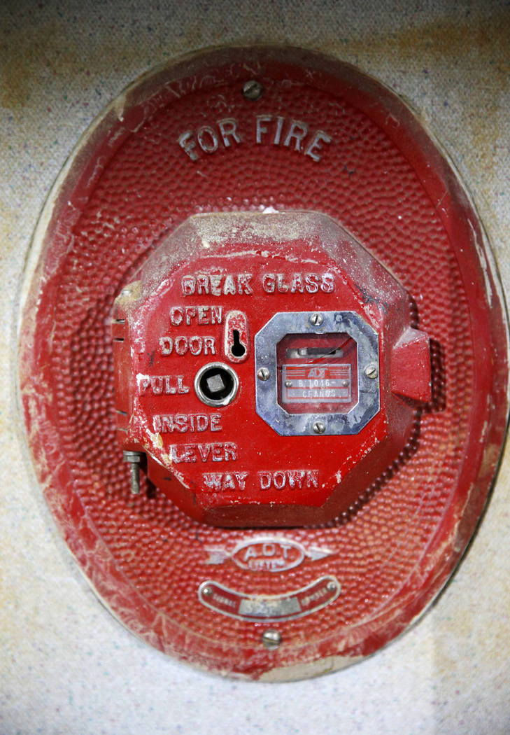 Una alarma de incendios en una pared dentro de la antigua tienda Sears en Boulevard Mall de Las ...