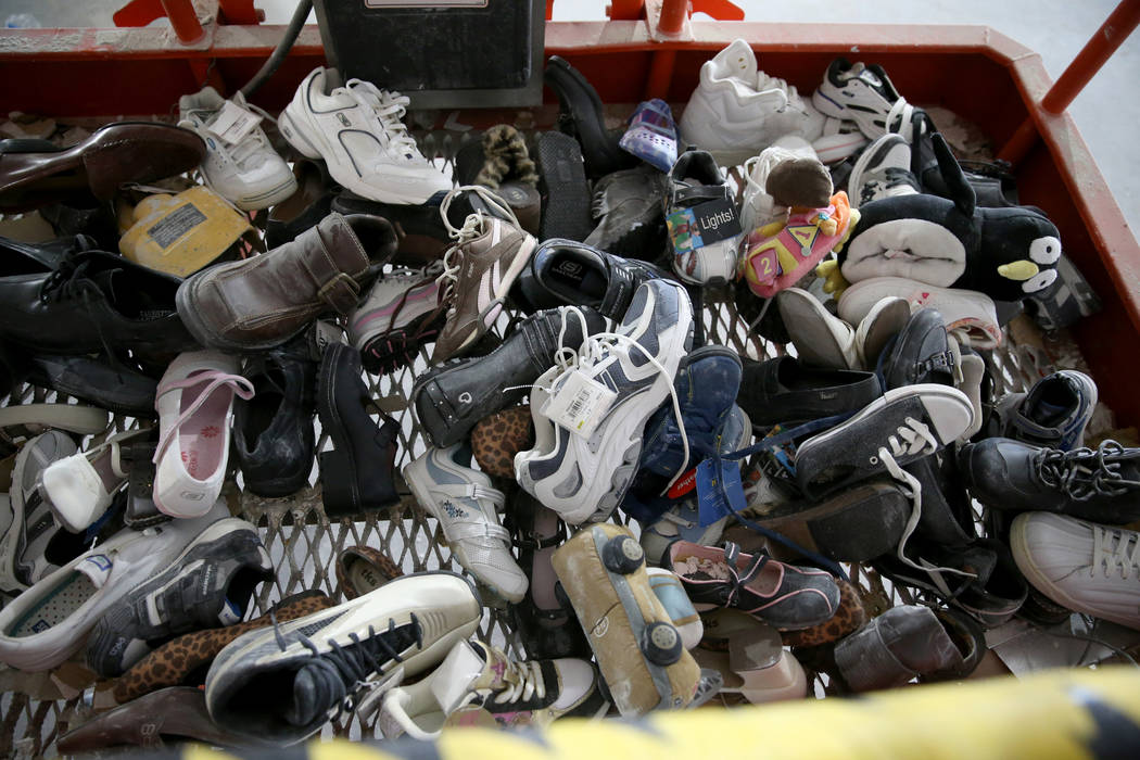 Zapatos que se encontraron dentro de las paredes en la antigua tienda Sears en el Boulevard Mal ...