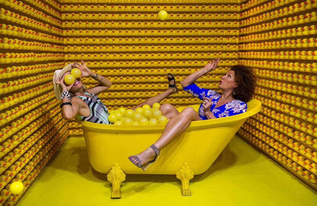 Vanessa Esparza, izquierda, y Tevis Holboron juegan en Bathtub of Fun en el nuevo Happy Place d ...