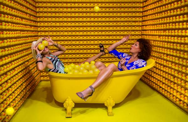 Vanessa Esparza, izquierda, y Tevis Holboron juegan en Bathtub of Fun en el nuevo Happy Place d ...