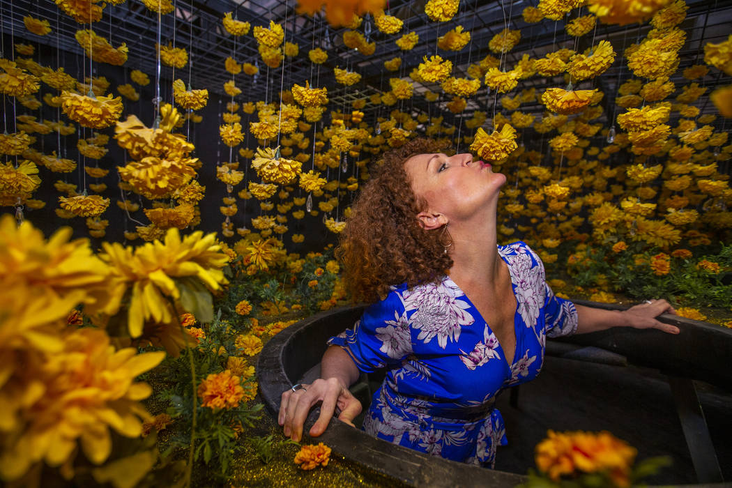 Tevis Holboron besa una flor en Superbloom Room en Happy Place en Mandalay Bay el miércoles, 2 ...