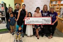 Macy’s entregó un cheque cuyo monto asciende a $2,000 para apoyar a la organización, en su ...