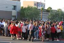 Maestros y administradores de Spring Valley High School organizaron una protesta para exigir el ...