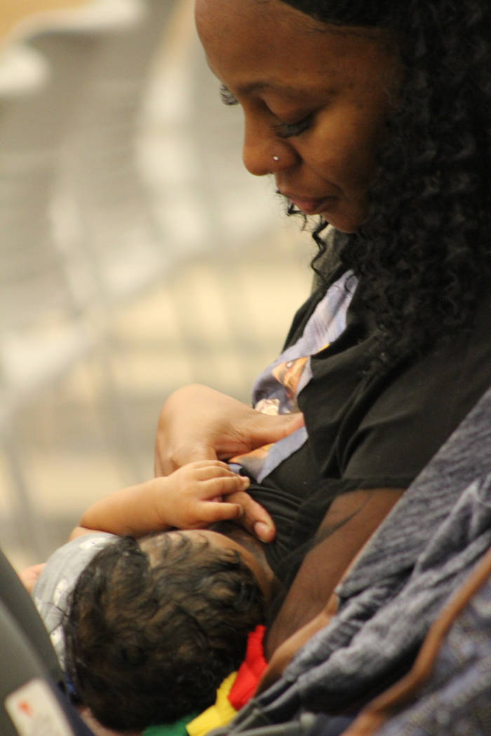 En confianza una madre alimentó a su recién nacido mientras escuchó las pláticas. Sábado 2 ...