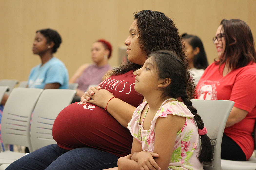 Madres, mujeres embarazadas y niñas asistieron a informarse sobre los beneficios de la lactanc ...