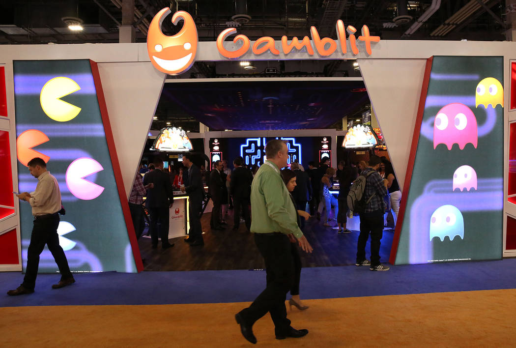 Asistentes pasan por el stand de Gamblit Gaming durante la Global Gaming Expo en el Sands Expo ...