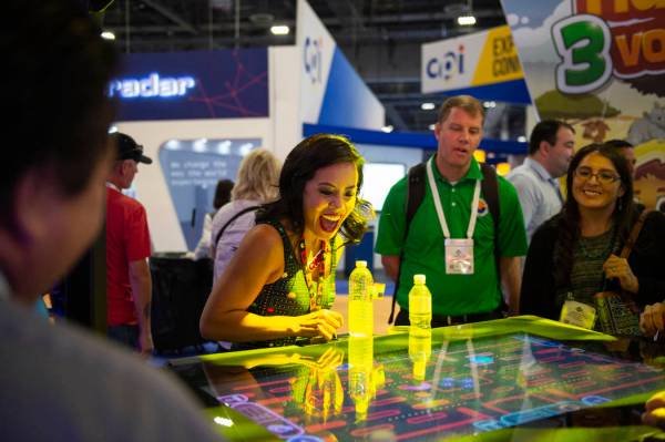 Nikki Tuazon muestra a los asistentes cómo jugar el nuevo juego Gamblit Pac-Man en la 18a Glob ...