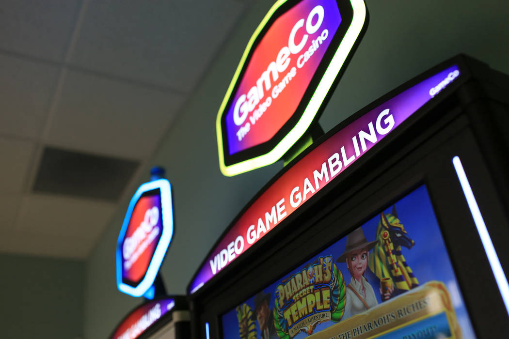 Blaine Graboyes, CEO de GameCo, cerca de dos de sus máquinas de juego únicas, espera que camb ...