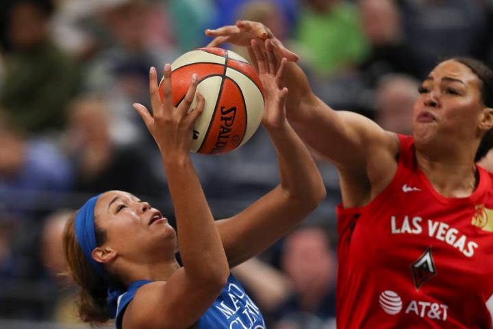 La pivot de las Minnesota Lynx, Napheesa Collier, centro, recibe una falta de Liz Cambage, de L ...