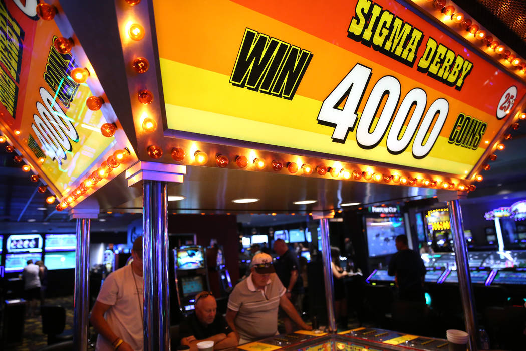 La gente juega en la máquina Sigma Derby del hotel-casino D Las Vegas en Las Vegas, viernes 23 ...