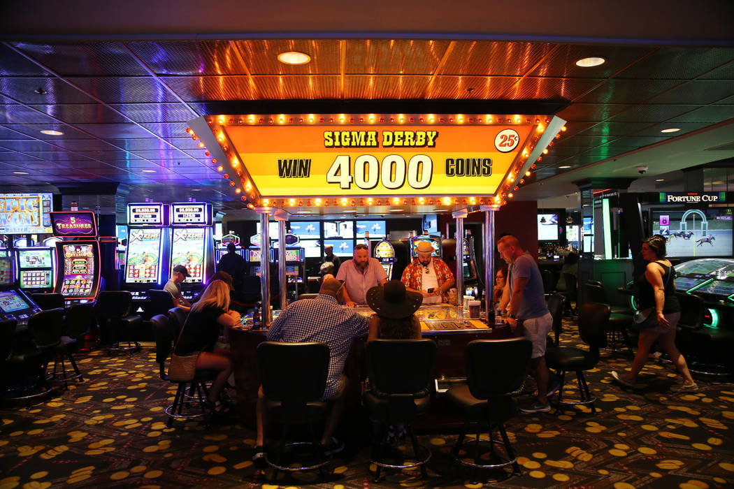 La gente juega en la máquina Sigma Derby del hotel-casino D Las Vegas en Las Vegas, viernes 23 ...