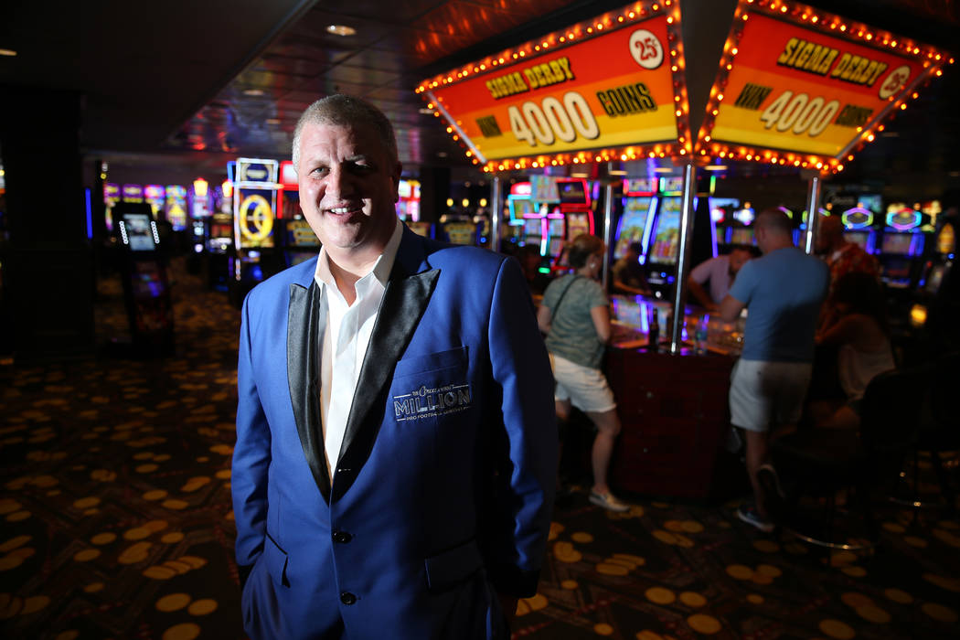 Derek Stevens, propietario del hotel-casino D Las Vegas, posa dentro del piso del casino en Las ...