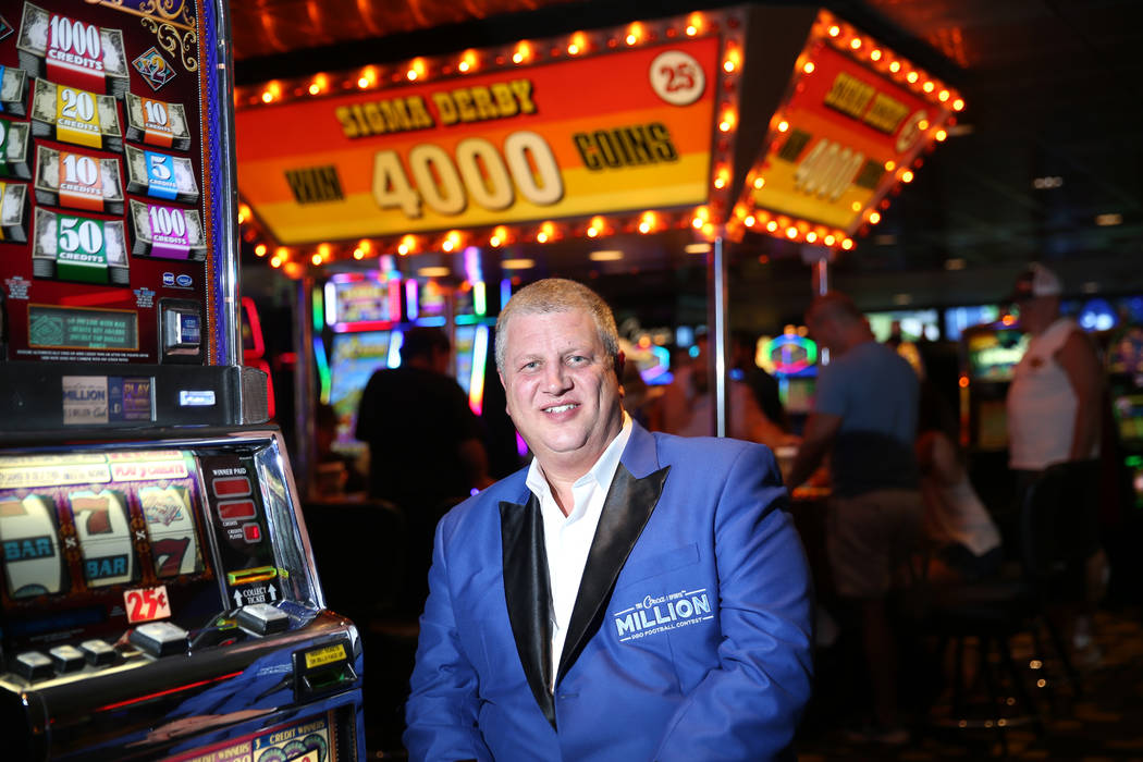 Derek Stevens, propietario del hotel-casino D Las Vegas, posa dentro del piso del casino en Las ...
