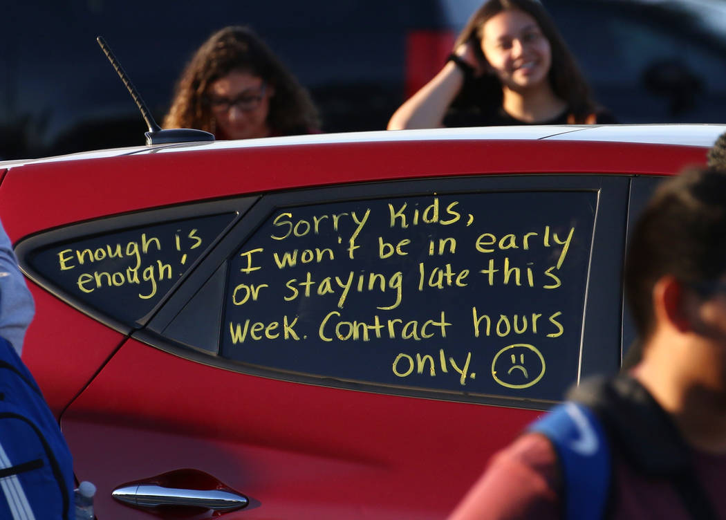 Una nota diciendo "Solo horas de contrato" escrita en las ventanas laterales de un auto para ma ...