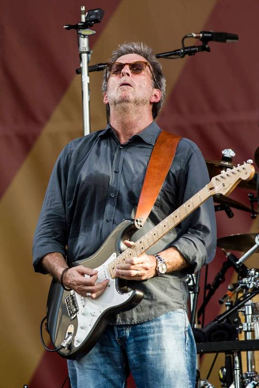 Eric Clapton se presenta durante el New Orleans Jazz & Heritage Festival el 27 de abril de 2014 ...