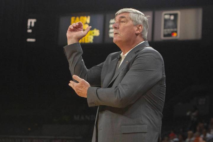 El entrenador en jefe de las Aces de Las Vegas, Bill Laimbeer, pidió que se sancionara una fal ...