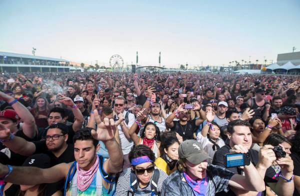 La multitud en Downtown Stage estalla al ver a 2 Chainz durante el primer día del festival de ...
