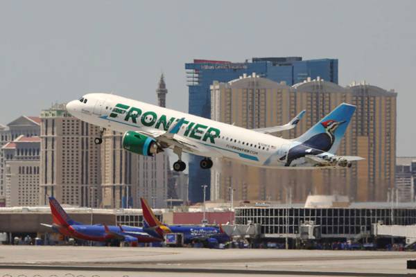 Un vuelo de Frontier Airlines sale del Aeropuerto Internacional McCarran en Las Vegas, 26 de ju ...