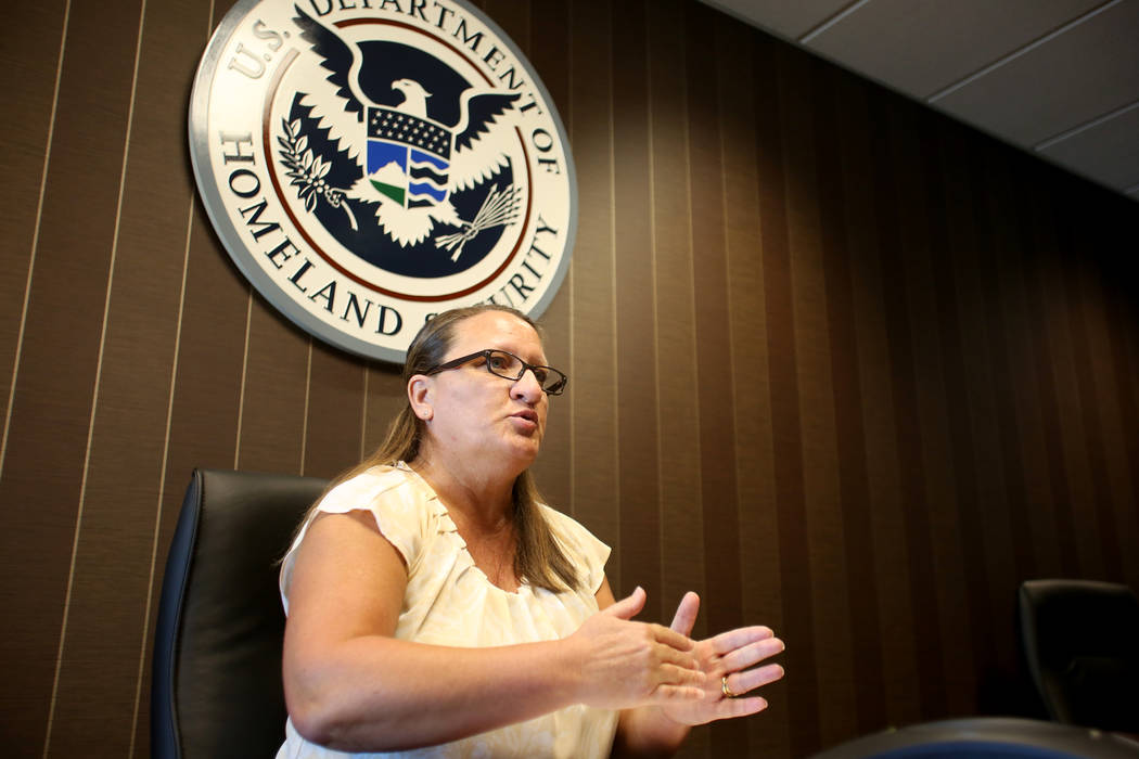 Dana Fishburn, subdirectora interina de la oficina de campo de ICE en Nevada, habla sobre los p ...