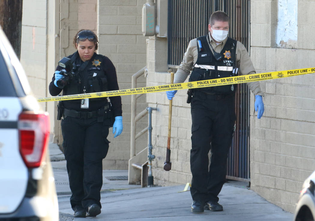 La policía de Las Vegas recolecta evidencia en la escena del crimen donde una mujer fue asesin ...