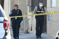 La policía de Las Vegas recolecta evidencia en la escena del crimen donde una mujer fue asesin ...