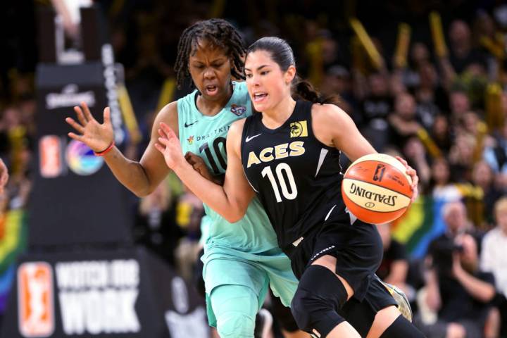 La escolta de las Aces de Las Vegas, Kelsey Plum (10), pasa junto a la escolta de las New York ...