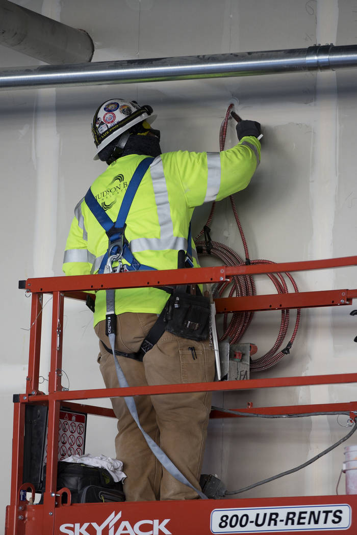 Un trabajador parcha una pared en el sitio de construcción del estadio Raiders Allegiant en La ...