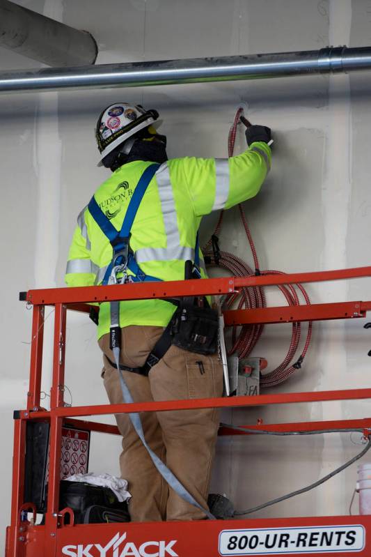 Un trabajador parcha una pared en el sitio de construcción del estadio Raiders Allegiant en La ...