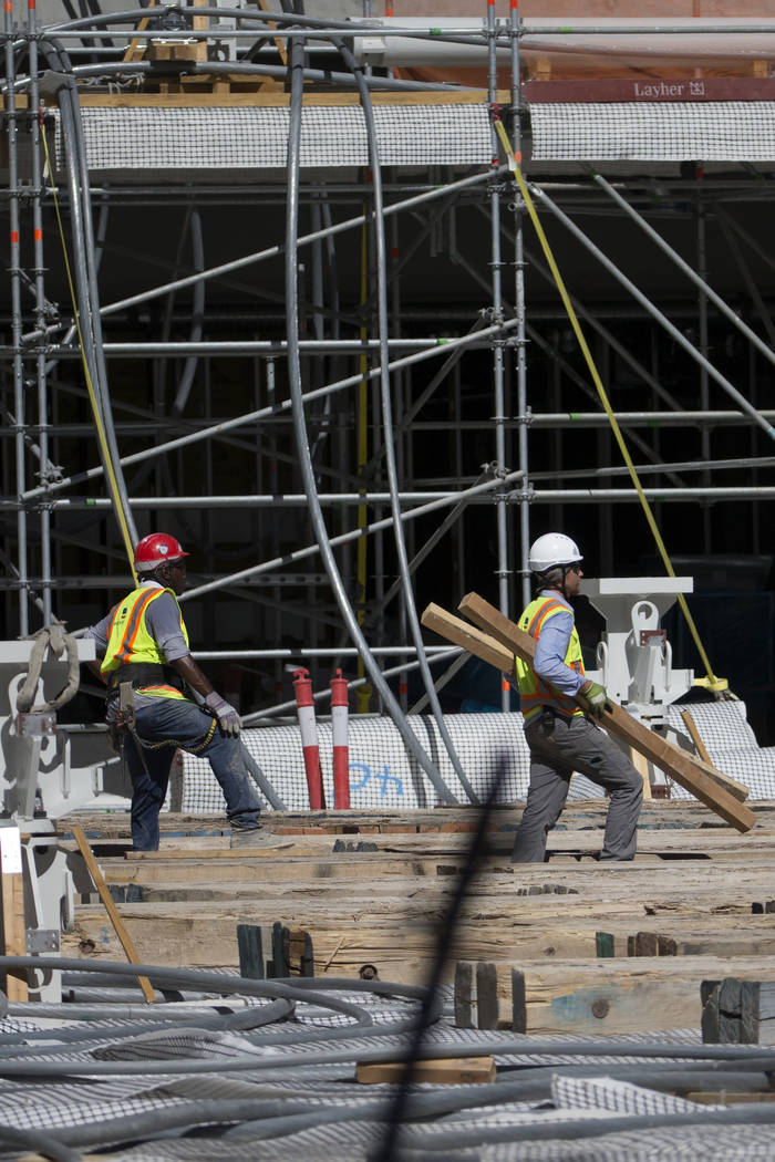 Un trabajador camina por el piso del sitio de construcción del estadio Raiders Allegiant en La ...