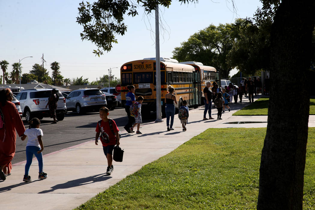 Estudiantes llegan a la escuela primaria Helen Smith en Las Vegas el jueves, 29 de agosto de 20 ...