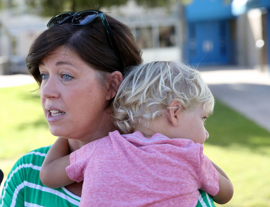 La madre Shellie Tingey, habla con un periodista mientras sostenía a su hijo Stafford Tingey, ...