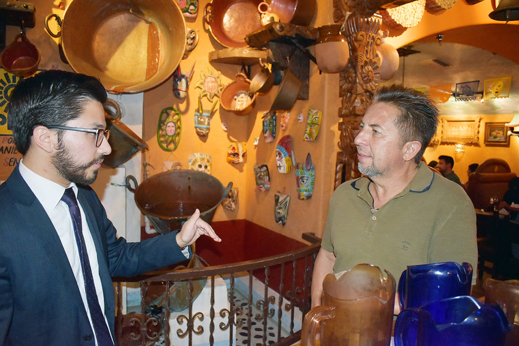 Renzo Olivari conversa con el propietario de Lindo Michoacán, Javier Barajas. El oriundo de Tu ...