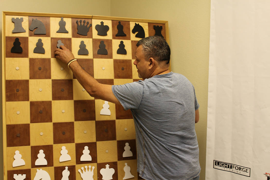 Juan Pablo Jáuregui comenzó su escuela de ajedrez en la cochera de su casa hace 9 años. Vier ...
