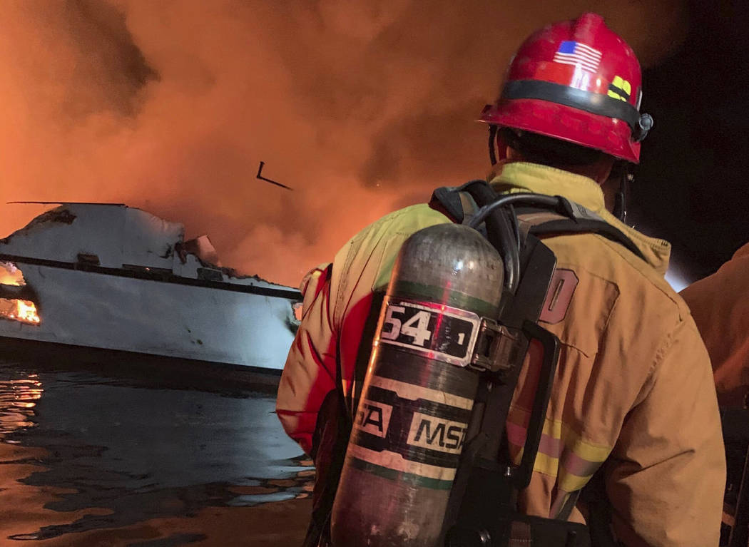 En esta foto proporcionada por el Departamento de Bomberos del Condado de Ventura, los bomberos ...