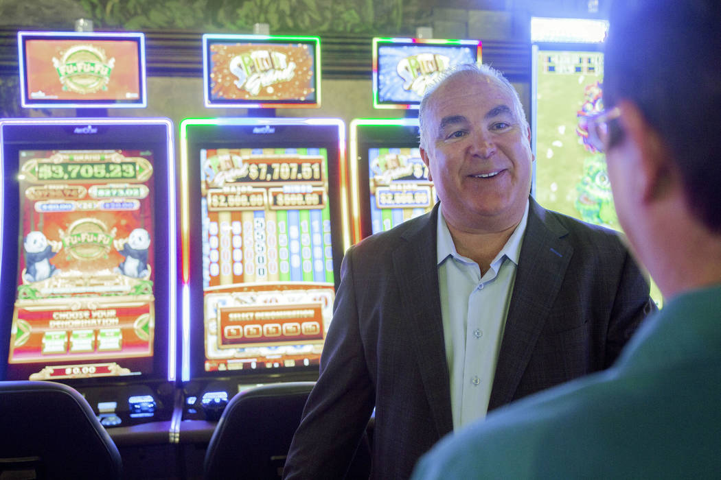 El dueño del casino Emerald Island, Tim Brooks, habla con la gerente en turno, Sharon Opsta, d ...