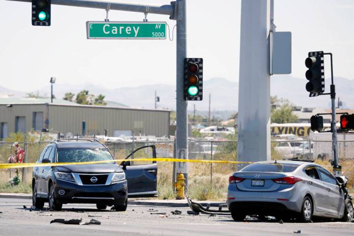 Al menos una persona murió en un accidente de varios vehículos en la intersección de Nellis ...