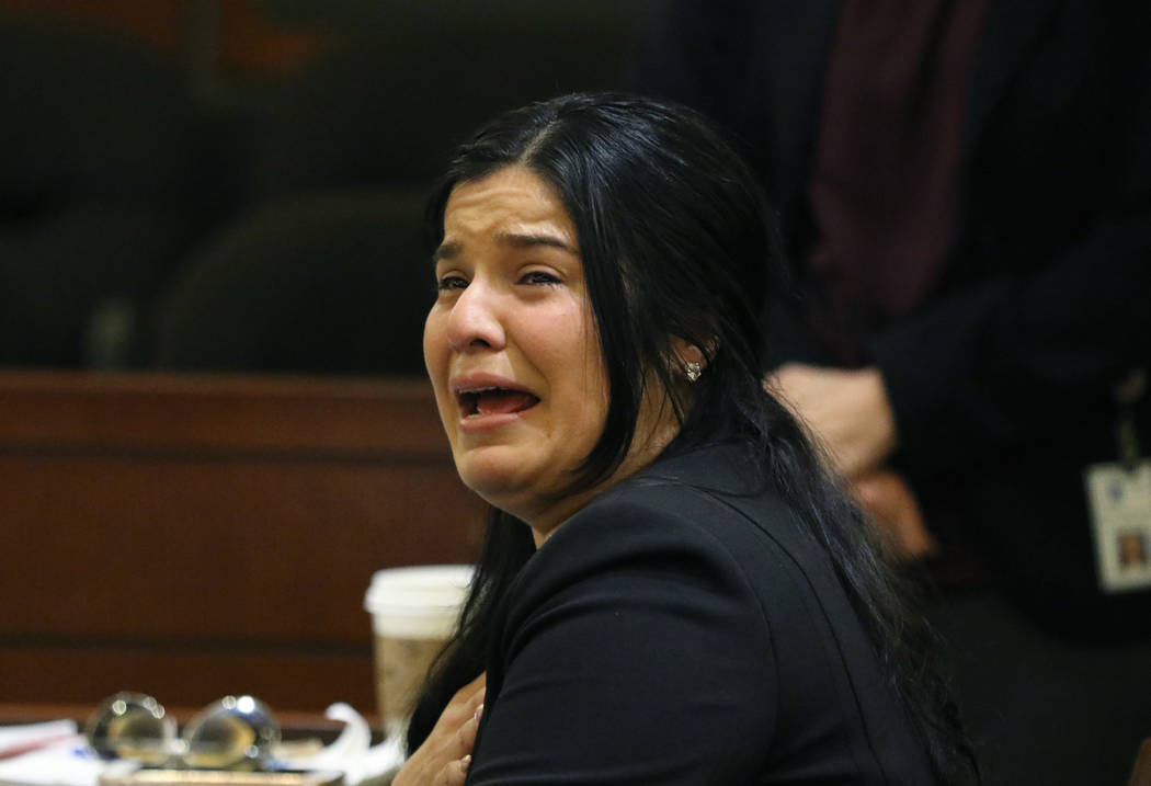 Anabel Sarabia, madre de la víctima Angelina Erives, de 11 años, llora mientras presenta su d ...