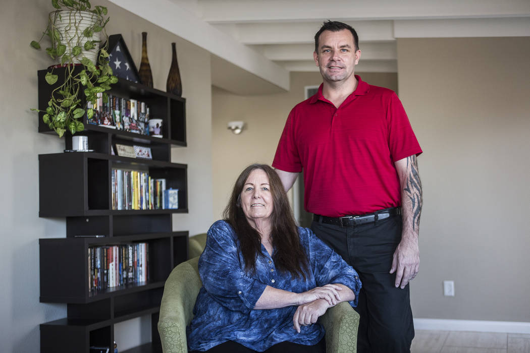 Michael Russell con su madre, Jill Drysdale, en su casa de Las Vegas el 11 de enero de 2019. (R ...