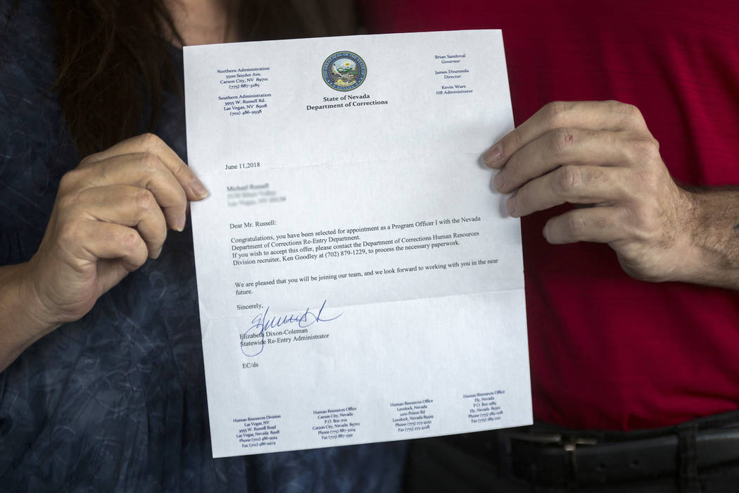 Michael Russell y su madre, Jill Drysdale, sostienen la carta del Departamento de Correcciones ...