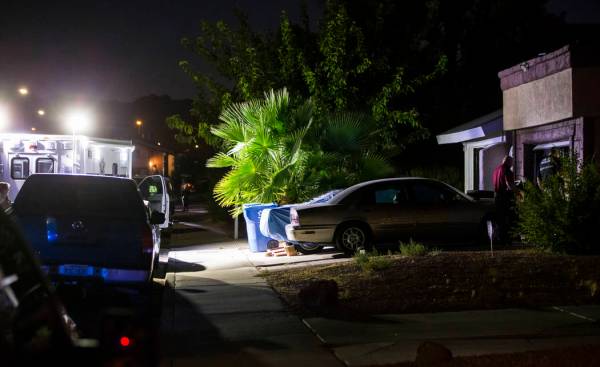 La policía de Las Vegas registra una casa de Spring Valley en relación con un posible homicid ...