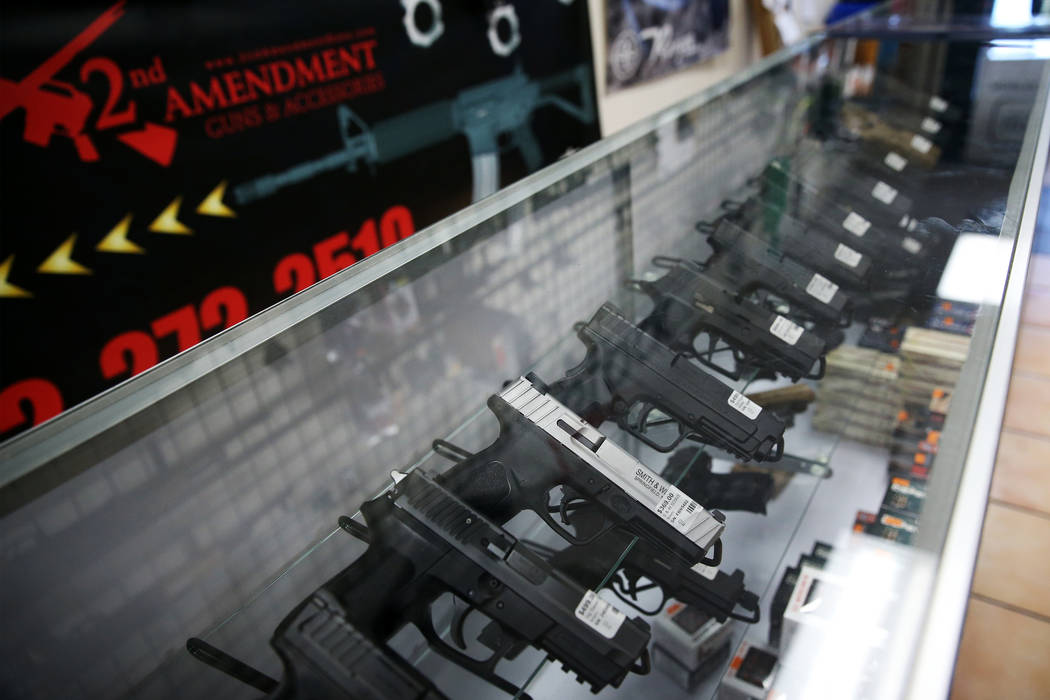 Pistolas en exhibición en la tienda 2nd Amendment Gun Shop en Las Vegas el miércoles, 4 de se ...