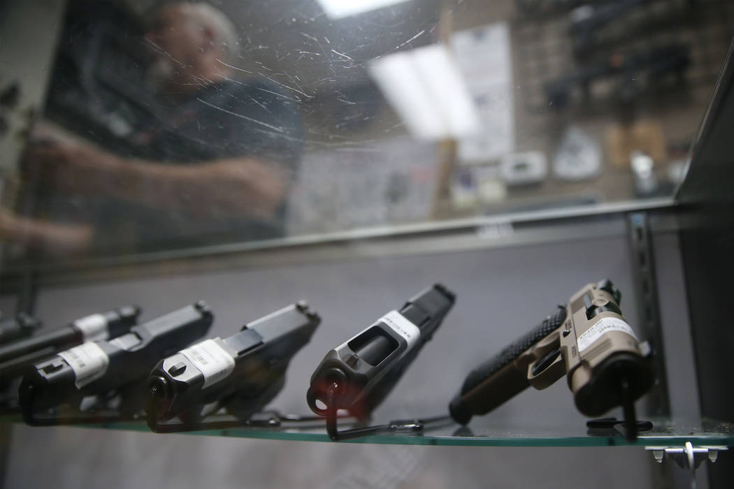 Pistolas en exhibición en la tienda 2nd Amendment Gun Shop en Las Vegas el miércoles, 4 de se ...