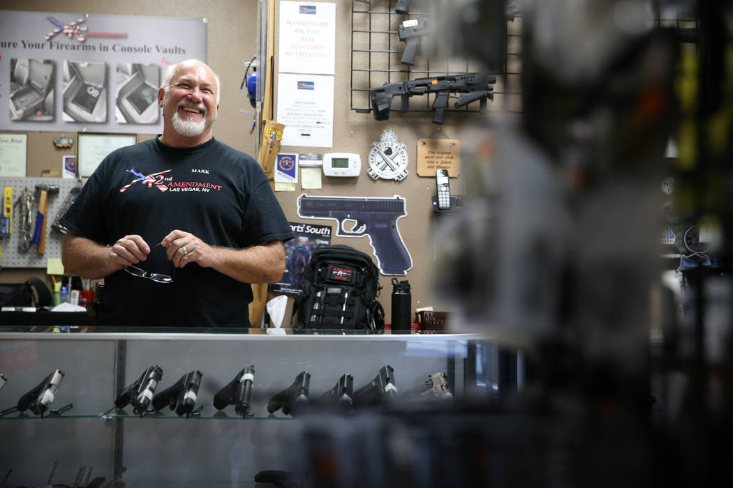 Mark Hames, propietario de la tienda 2nd Amendment Gun Shop, es entrevistado el miércoles, 4 d ...