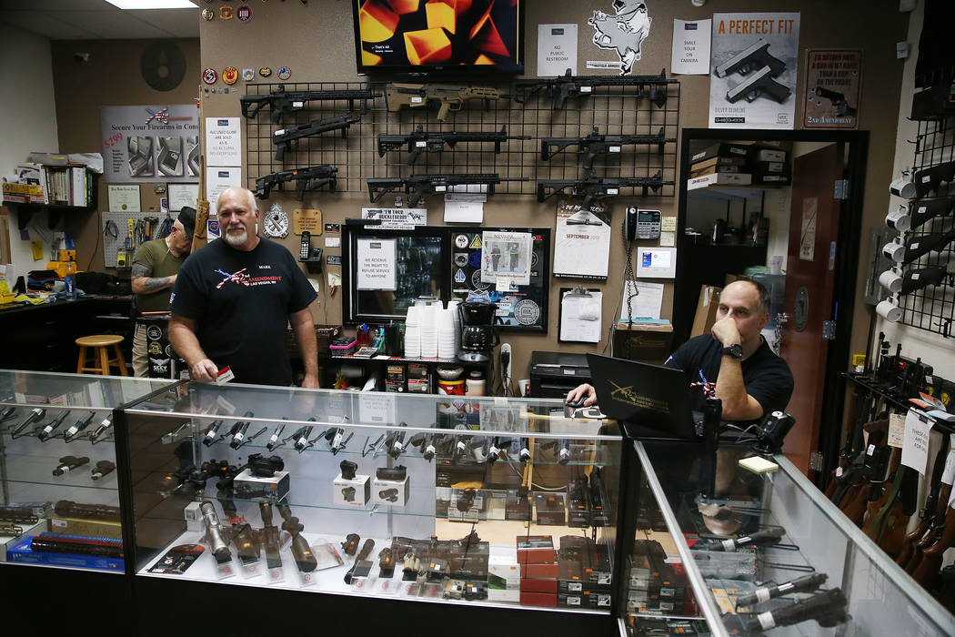 Mark Hames, propietario de la tienda 2nd Amendment Gun Shop, y el gerente de la tienda, Charles ...