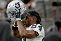 El receptor abierto de los Oakland Raiders, Antonio Brown (84), se pone su casco antes de un pa ...