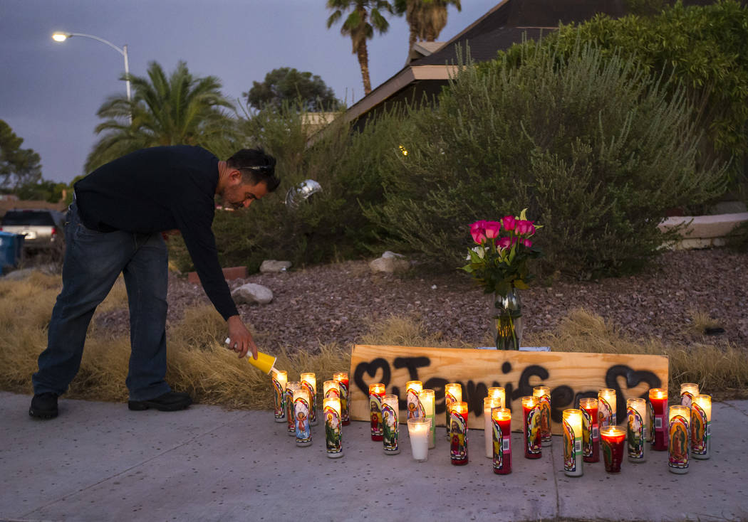 Carlos González, un viejo amigo de la familia de Jennifer Ratay, enciende una vela antes del i ...
