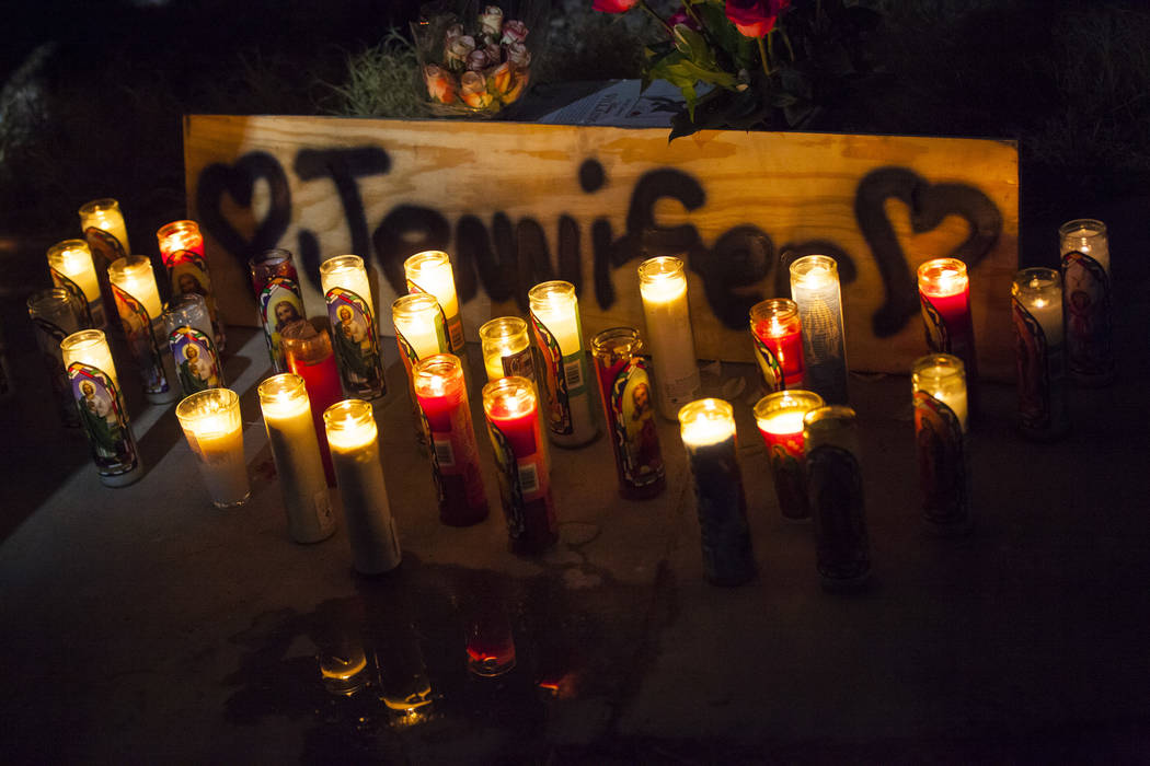 Las velas del velorio en memoria de Jennifer Ratay afuera de la casa donde fue encontrada muert ...