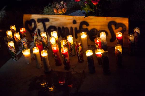 Las velas del velorio en memoria de Jennifer Ratay afuera de la casa donde fue encontrada muert ...